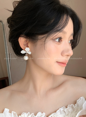 白色花瓣珍珠耳钉小众独特耳饰女