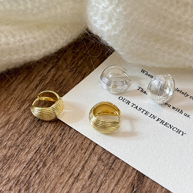 韩国博主fever同款贝壳纹耳环女极简素圈百搭耳扣小众设计感耳饰 - 图0