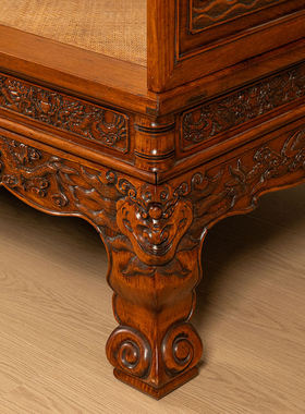 黄花梨高浮雕戏水龙纹罗汉床