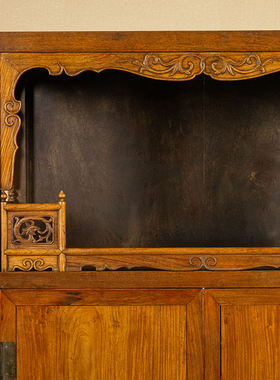 海南黄花梨卷草纹带围栏亮格柜