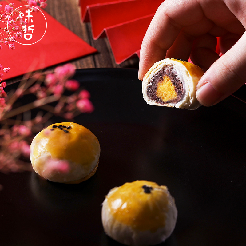 味哲Q版招财酥咸蛋黄酥8枚红豆味海鸭蛋黄酥网红办公室零食糕点 - 图2