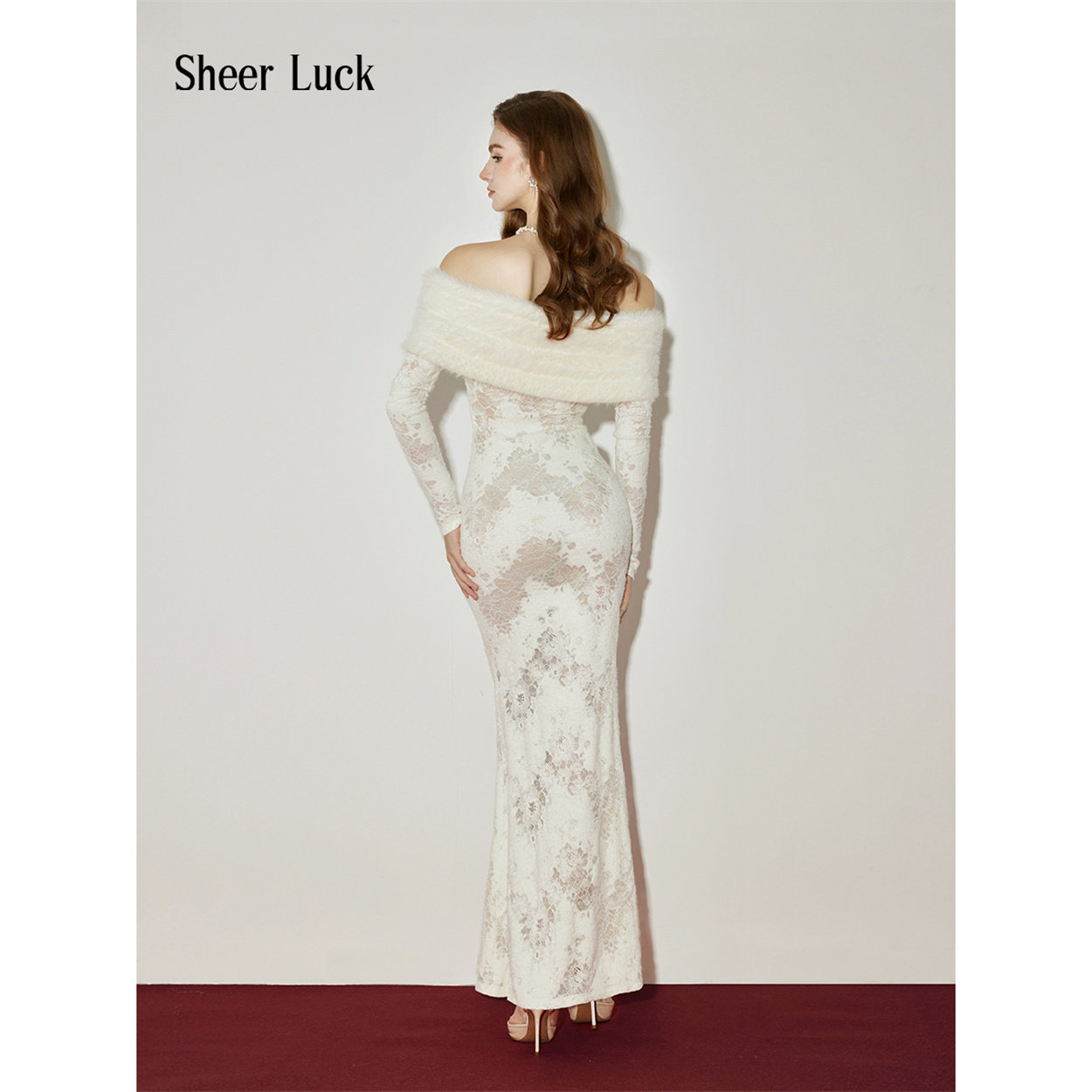【折】Sheer Luck Cynthia 一字肩毛领长袖修身蕾丝连衣裙精致