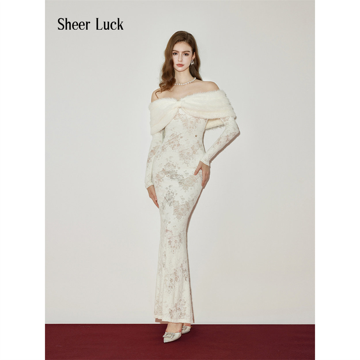 【折】Sheer Luck Cynthia 一字肩毛领长袖修身蕾丝连衣裙精致