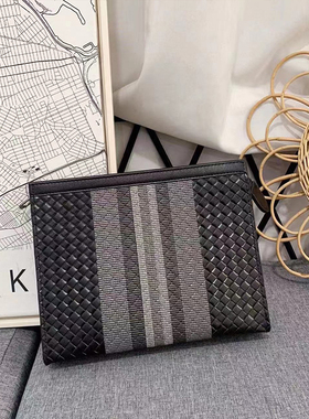 现代极简样板间衣柜展厅摆场搭配陈列男士西装服饰道具香水组合