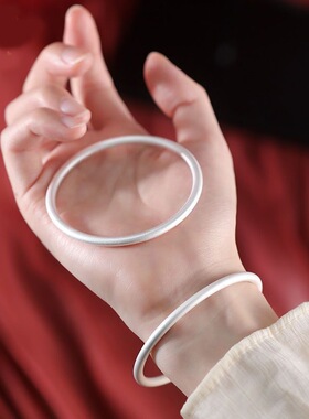 手镯女简约小众设计高级感2024年新款古法素圈银色手镯配饰