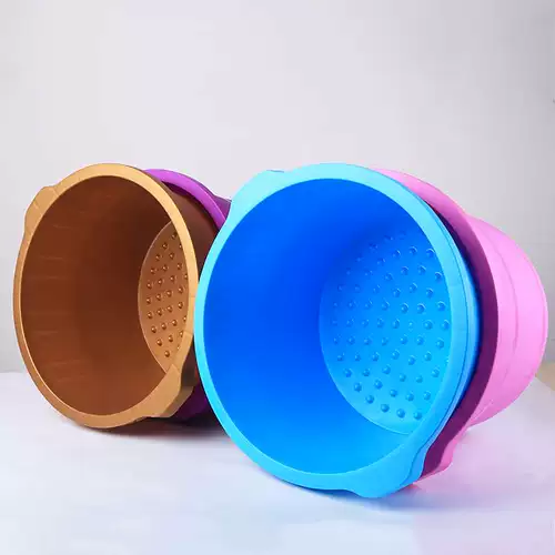 Толстая пена в ванне с бочкой углубления ванной комнаты для ванной комнаты для ванны красоты.