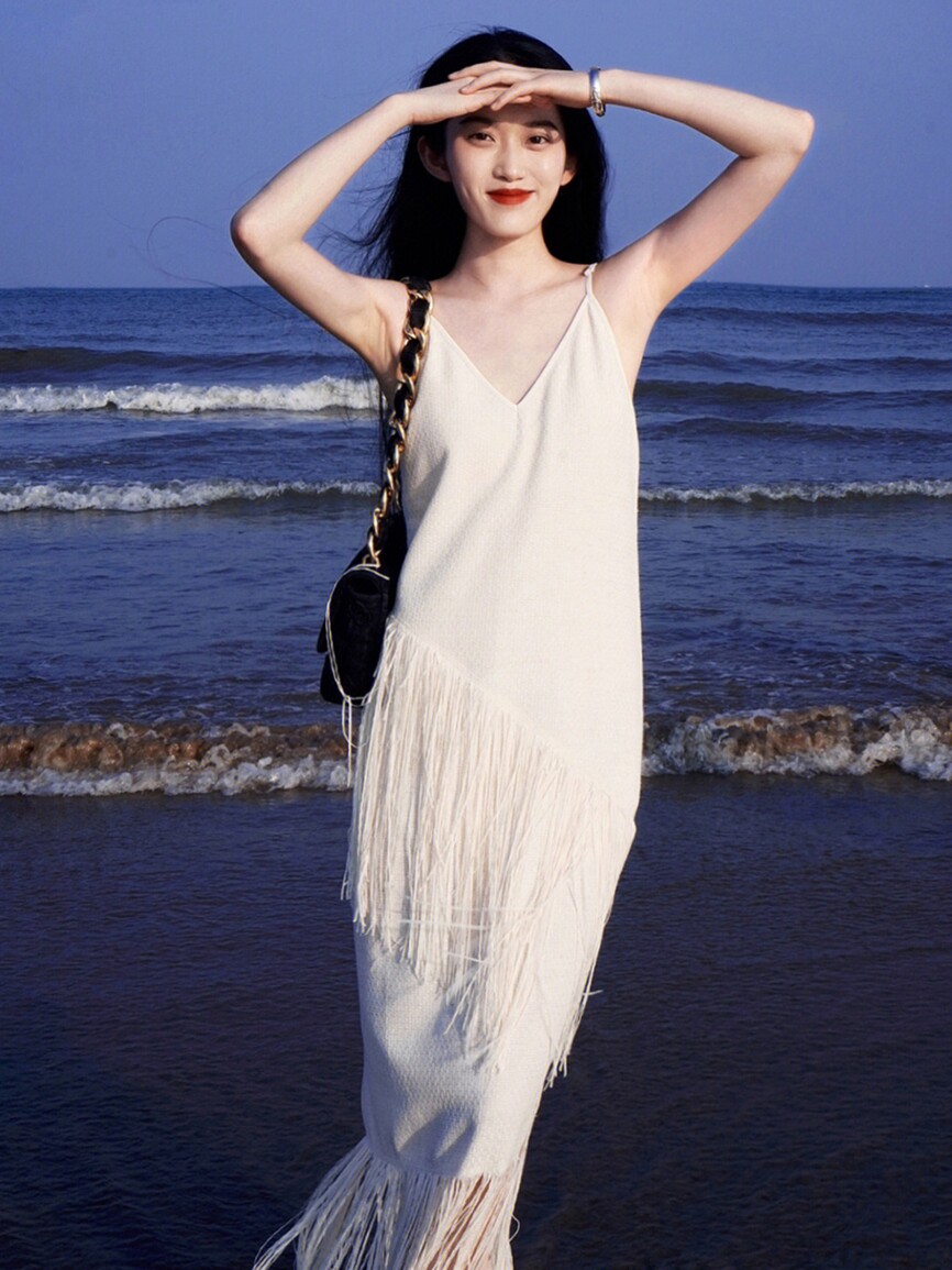 白色超仙的流苏吊带连衣裙女夏季三亚海边度假沙滩裙高级感长裙子