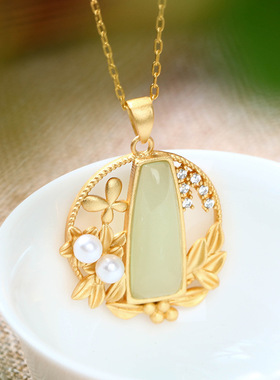 2025国潮宫廷风设计古法镀金花团锦簇镶嵌仿和田玉珍珠复古风项链