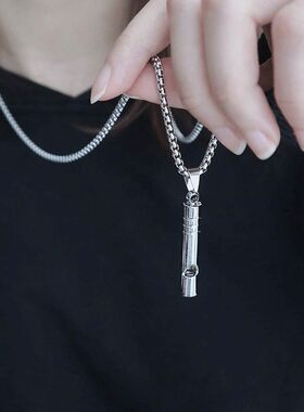 可吹响口哨防空哨项链嘻哈吊坠ins冷淡风钛钢不掉色百搭毛衣链子