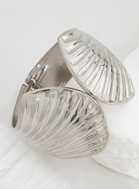 欧美跨境个性金属扇贝弹簧开口手镯Bracelet夸张贝壳宽面条纹手环