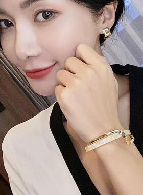 轻奢白贝板材手镯弯曲金属质感手链ins小众设计韩版时尚网红手饰