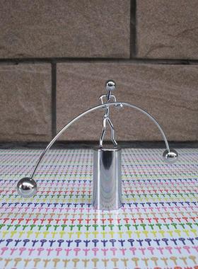 铁艺摇摆举重小铁人 新奇产品桌面好玩个性摆件学校地摊定制