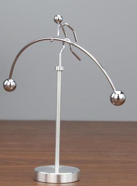 新款单脚小铁人 平衡球大力士举重小摆件好玩 桌面铁艺装饰定制