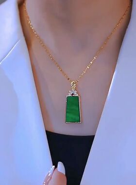超闪绿色无事牌吊坠项链网红爆款气质高级感长方牌锁骨链2024新款