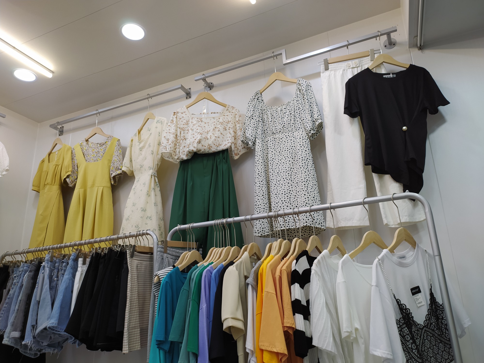力洲服装店展示架上墙正挂横杆女装店简约挂杆童装店墙上挂衣架.