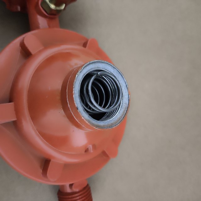 Hard spring liquefied gas pressure reducing valve for low pressure valves, free firepower size for hard springs