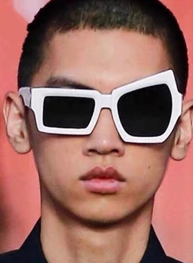 「无聊了 戴个拽拽的眼镜」大小眼不对称墨镜 挑眉不规则太阳眼镜