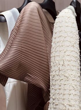 moon样板房摆件现代衣帽间衣服