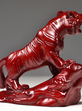 红色实木质虎摆件上山虎木雕刻