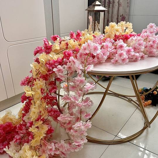 Tenture murale de fleur artificielle en rotin de fleur de cerisier simulée