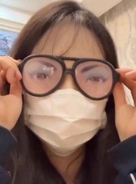 这样戴眼镜应该不会被老板发现吧