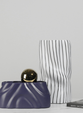 极简风玻璃样板房间餐桌面花瓶