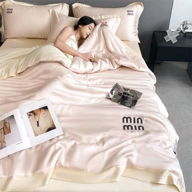 Xiaohongshu recommends a four-piece set of light luxury silk summer cool quilts