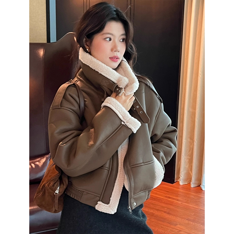 2025秋冬新款保暖时髦甜酷机车服风皮毛一体pu皮衣加绒短外套女潮 - 图2