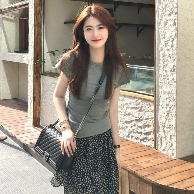 Two-piece floral skirt set with ruffle design