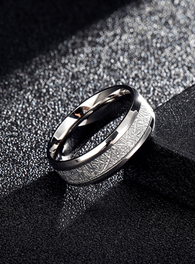 舒妃娅男士钛钢宽版雾凇纹戒指