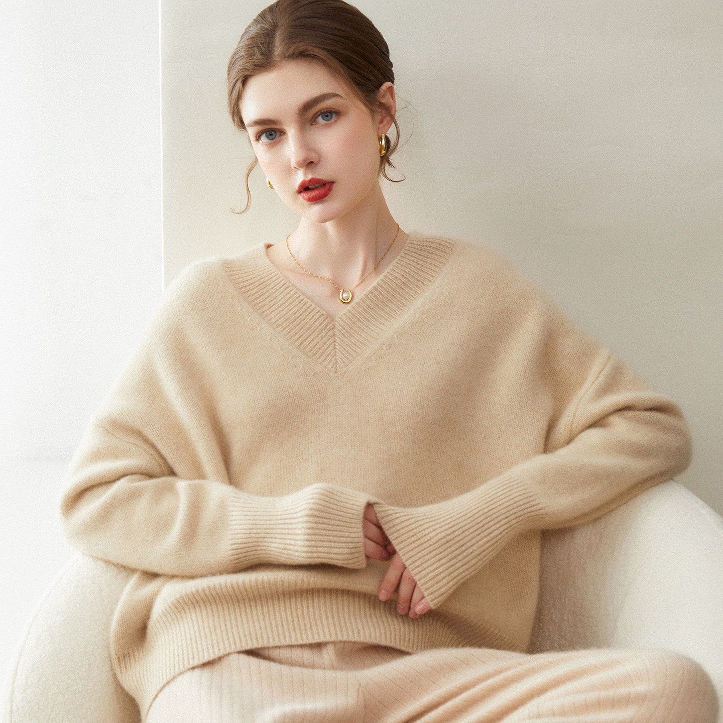 秋冬奢宠~100%纯山羊绒V领毛衣女宽松慵懒风加厚保暖针织打底上衣,淘宝优惠券,粉丝福利购,淘宝优惠卷