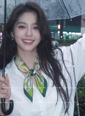 复古高级感绿色花卉丝巾