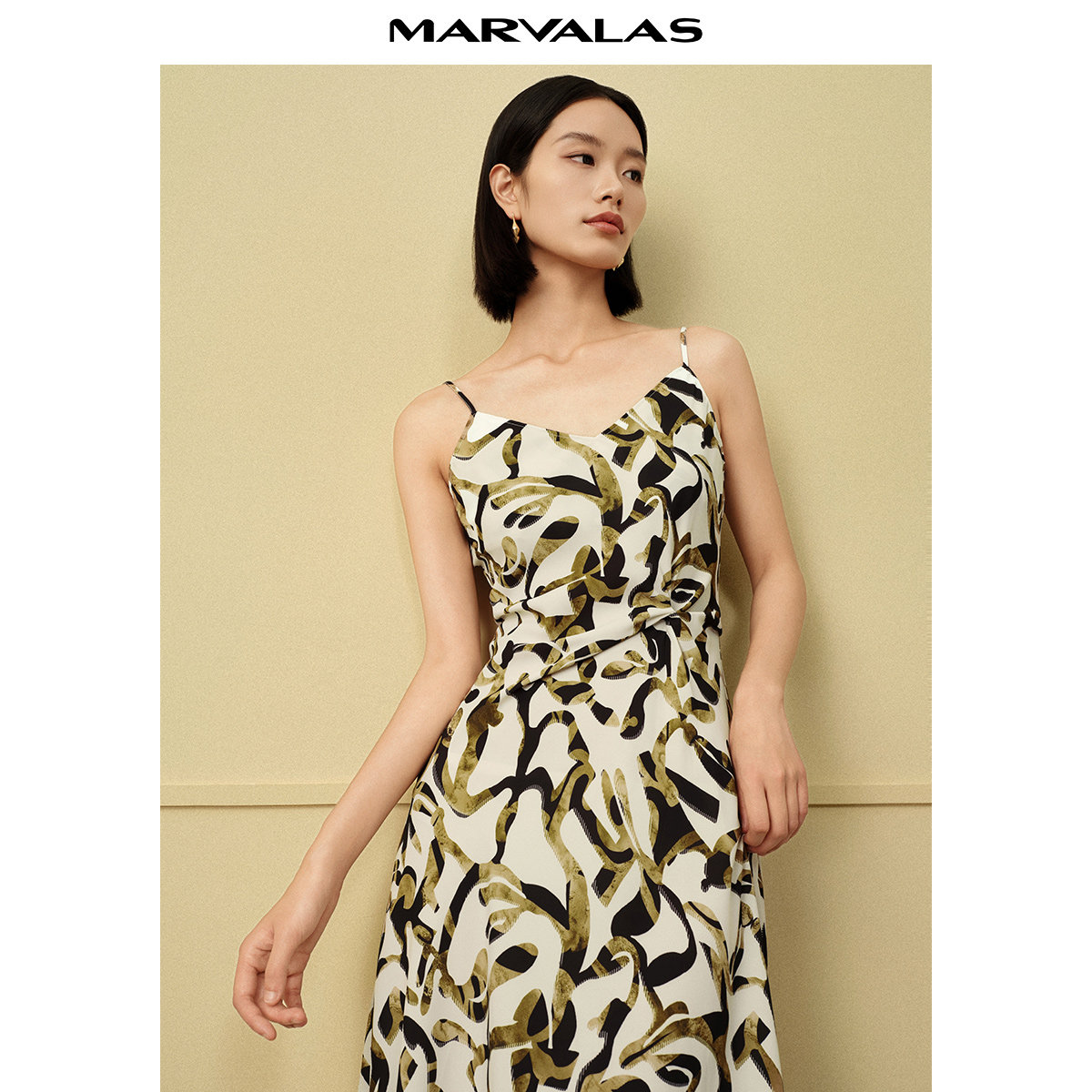 曼德诗V领吊带连衣裙2025早秋新款收腰扭结设计艺术感印花雪纺裙,淘宝优惠券,粉丝福利购,淘宝优惠卷