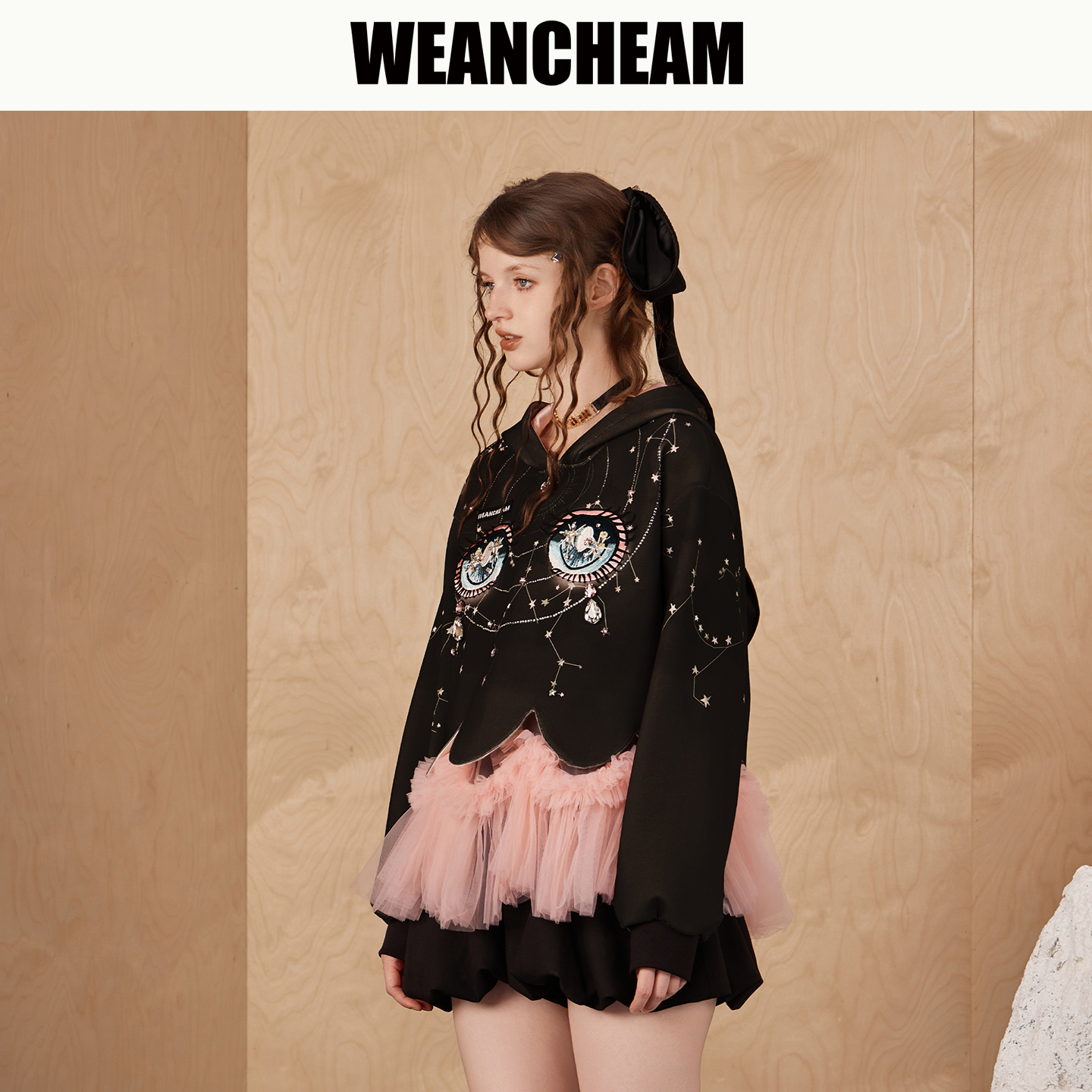 【双11全球狂欢】WEANCHEAM/未未姆  FW25秋季新品印花烫钻卫衣女 - 图0