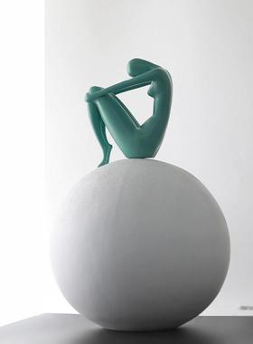 现代北欧轻奢人物雕塑摆件售楼处客厅博古架软装饰品酒店艺术摆设