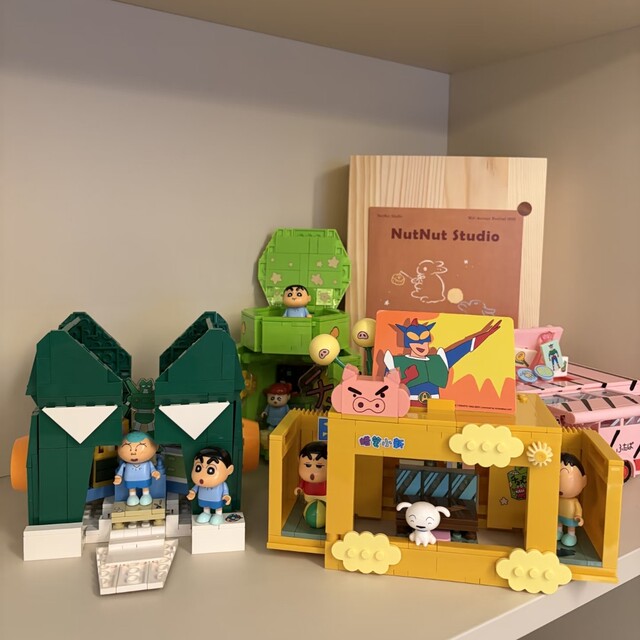 Area-X Fun High Building Blocks Crayon Shin-Chan Game Set Toy Box Cat Bus Assembly Toy Ornament Gift