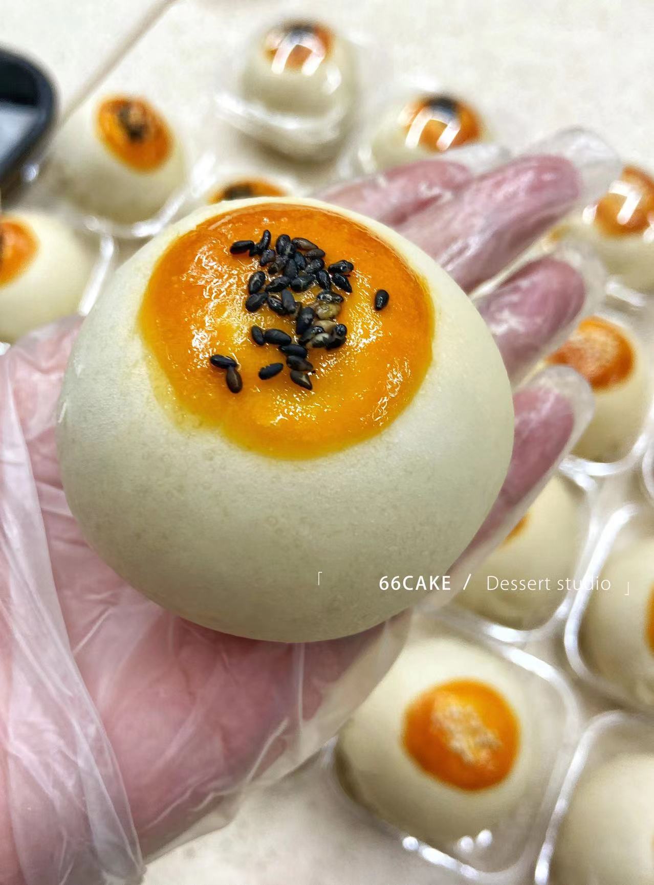 手工现磕咸鸭蛋蛋黄酥伴手礼盒定制豆沙莲蓉甜品酥皮糕点解馋零食 - 图1