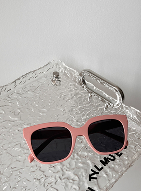 多巴胺粉色墨镜女性街拍凹造型