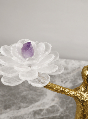 黄铜抽象人物托举水晶花创意摆件