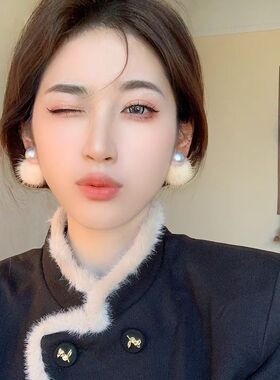 冬日童话~白色毛球耳环女珍珠耳钉一款两戴毛绒耳饰品蚊香盘耳夹
