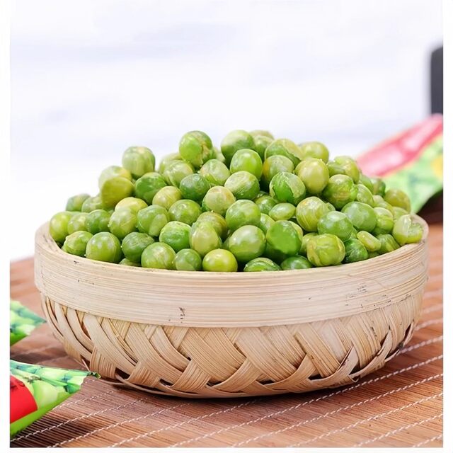 Green peas, independent small packages, nuts, roasted seeds and nuts, snacks, whole box batch, chess and card room front desk reception, green beans