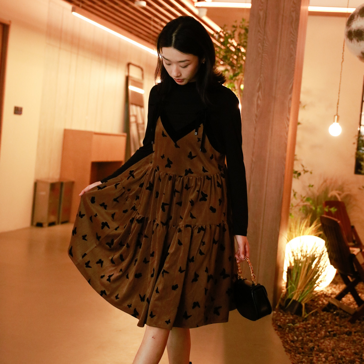 西町村屋吊带裙女冬季新款法式浪漫丝绒蝴蝶收腰连衣裙AD8404001,淘宝优惠券,粉丝福利购,淘宝优惠卷