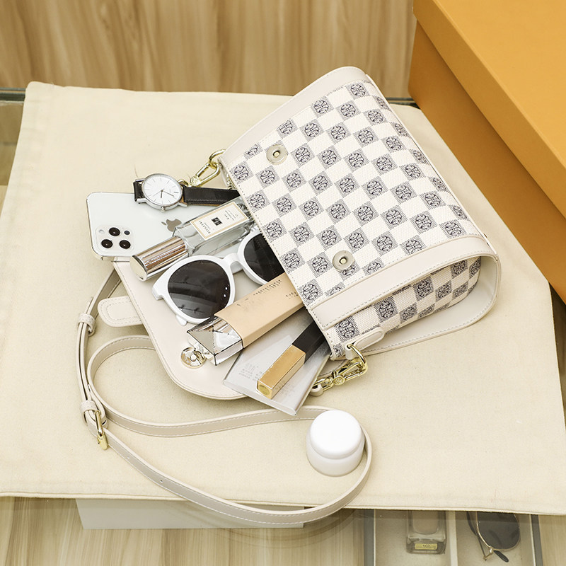 小众设计百搭轻奢2022春季感斜挎包 叶诗黛女士包袋