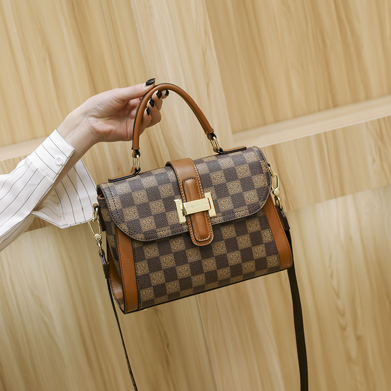 小众设计百搭轻奢2022春季感斜挎包 叶诗黛女士包袋