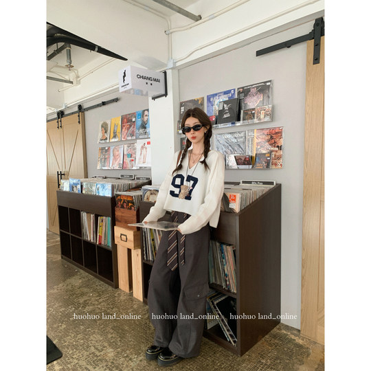 HuoHuo Academy style V-neck jacquard sweater for women