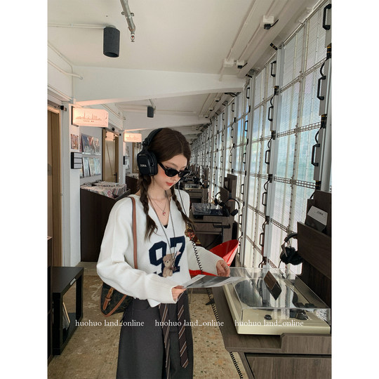 HuoHuo Academy style V-neck jacquard sweater for women