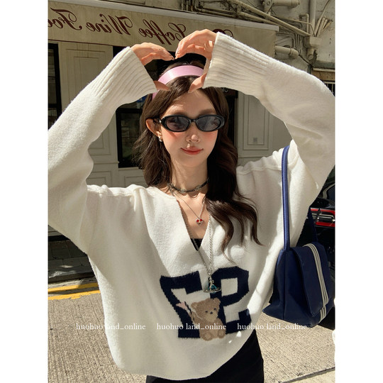 HuoHuo Academy style V-neck jacquard sweater for women