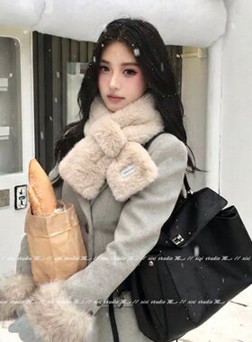 云南旅游米白色毛绒交叉围脖