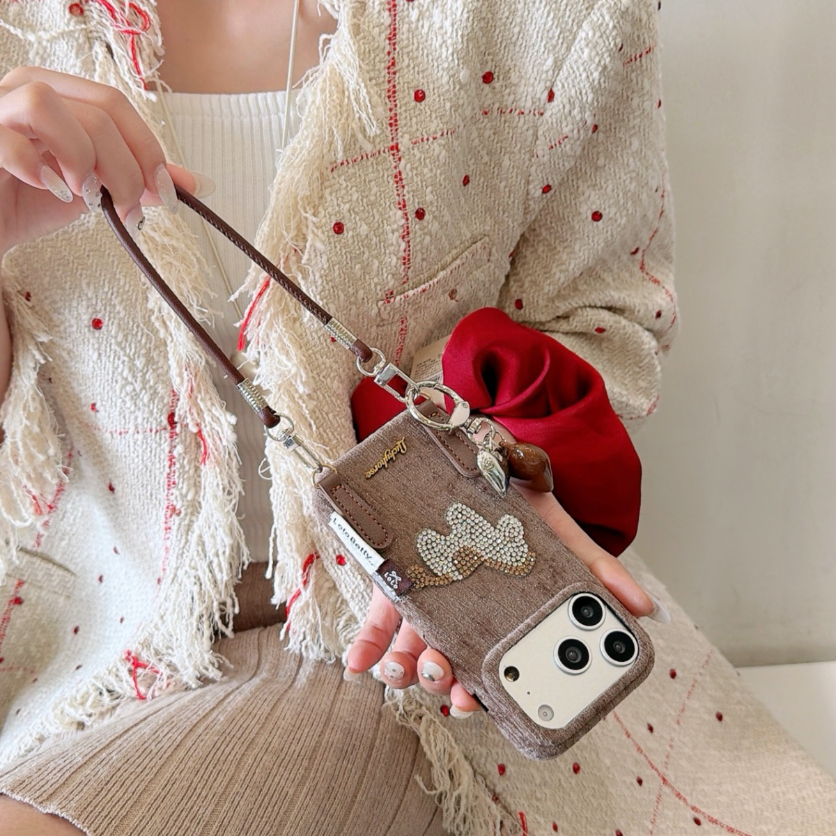 两色金丝绒亮片小马+挂爱心挂坠手提绳适用于苹果14时尚创意手机壳ins风新款17系列手机保护壳15pro手机保护,淘宝优惠券,粉丝福利购,淘宝优惠卷