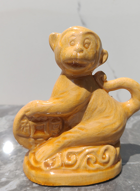 手抱铜钱陶瓷黄色猴子摆件